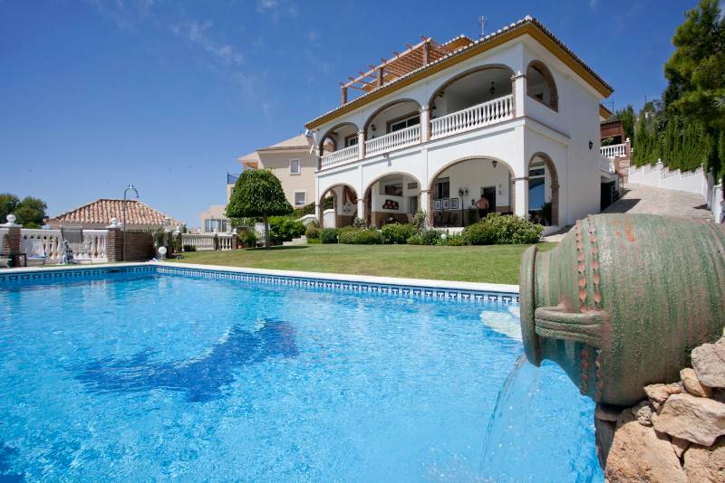 Impressive villa for rent, Benalmadena Costa. 7 Bedrooms Villa